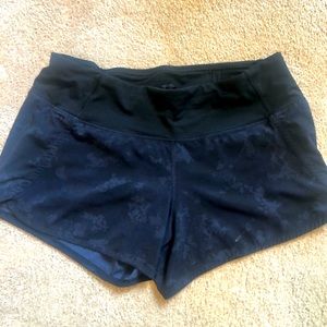 Lululemon women’s speed up shorts 4 in navy floral
